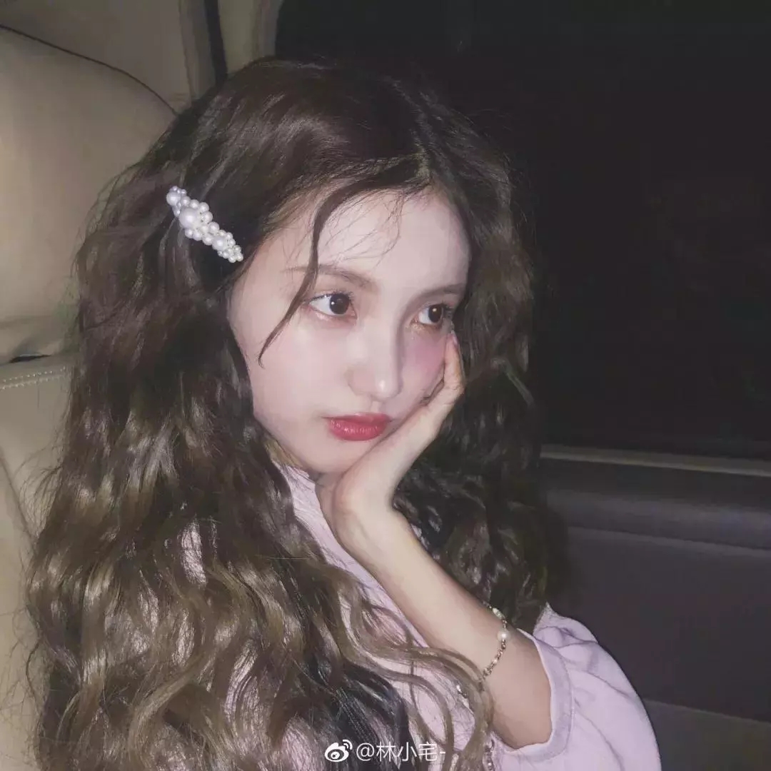 能把头发卷起来的发饰怎么戴,可以让两边头发蓬松起来的发饰