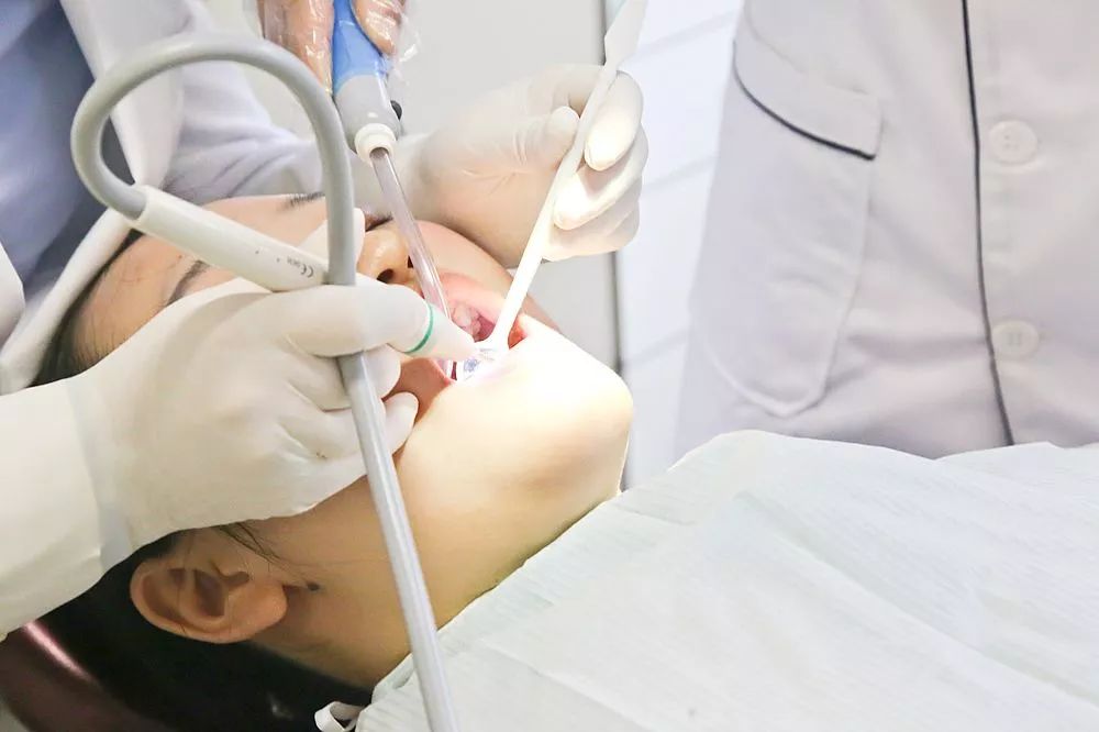 让你笑出自信的不止益达！仅39.9元抢成都华品口腔保健洁牙套餐！