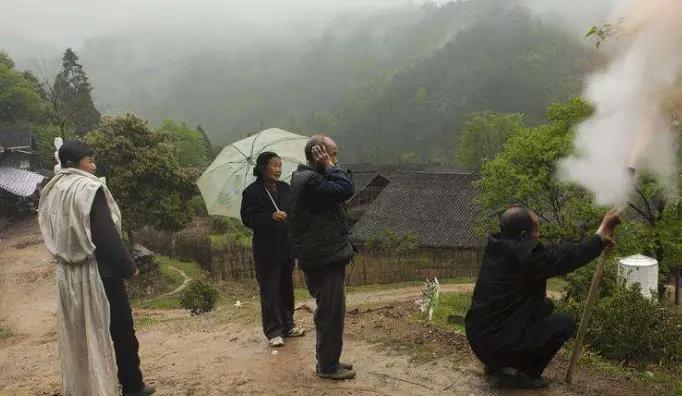 寿不送烟喜不送伞是什么意思,喜不送伞寿不送烟丧不补礼