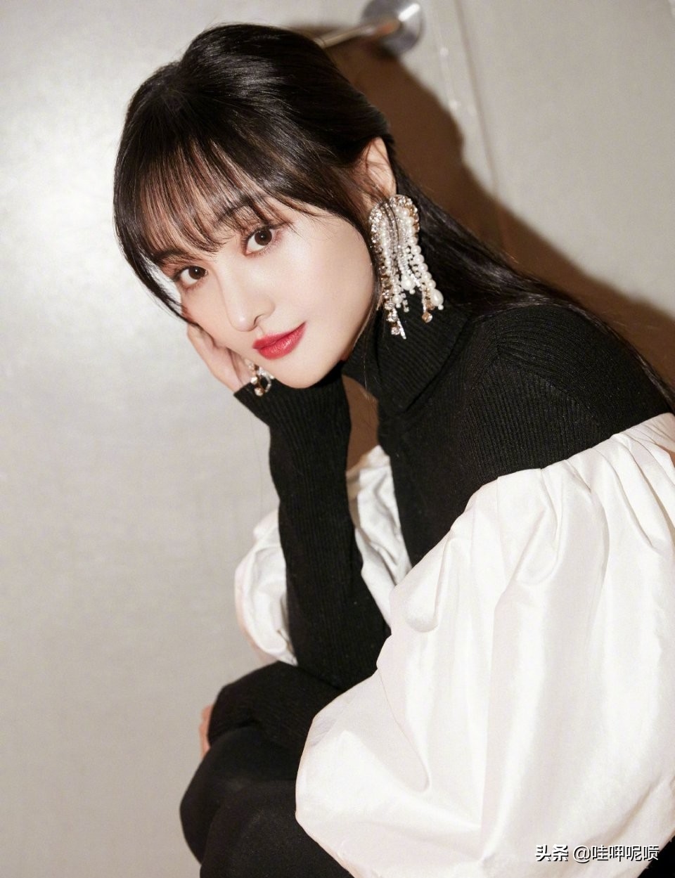 郑爽化身“暗黑萝莉”，黑色羽毛短裙配渔网袜，酷炫造型性感迷人