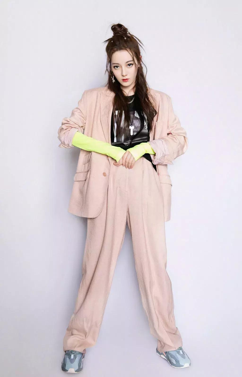 热巴当众撕衣服热舞,谁受得了