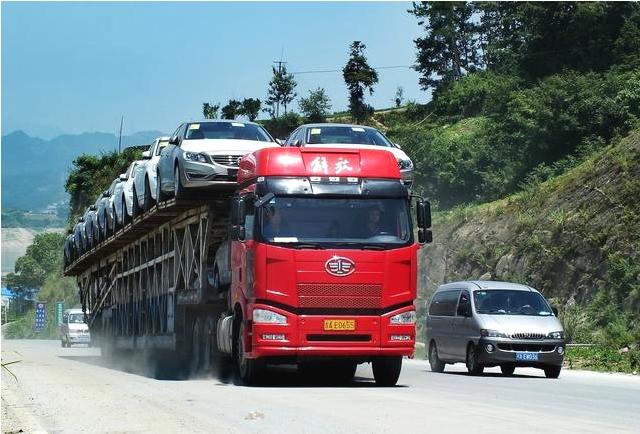 万里黄沙，波涛如怒，谁建起这条横贯中国的壮阔公路？