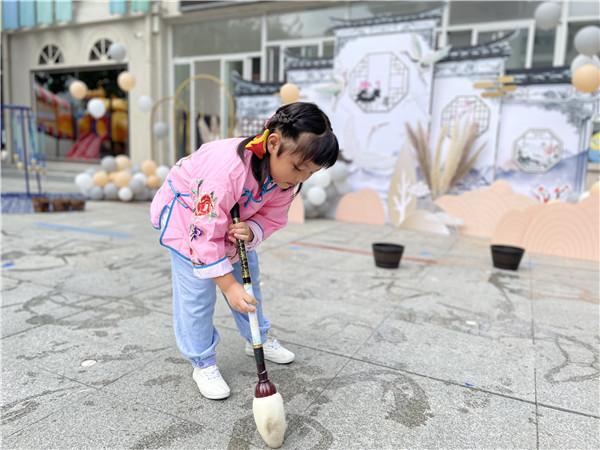笔墨纸砚润童心,书香画韵趣国庆:合肥市宿州路幼儿园迎国庆活动