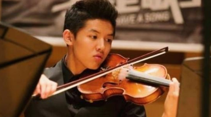 他18岁公开恋情，20岁订婚，22岁结婚，竟然只为留她在身边！