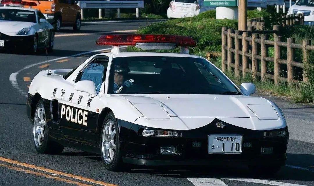 日本交警超跑,日本交警开跑车皇冠