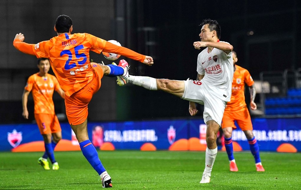 不满裁判判罚中超,中超鲁能战胜深足