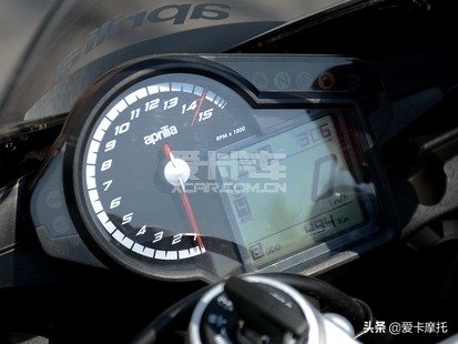 小姐姐骑着粉红色的仿赛摩托车,仿赛摩托车低座推荐