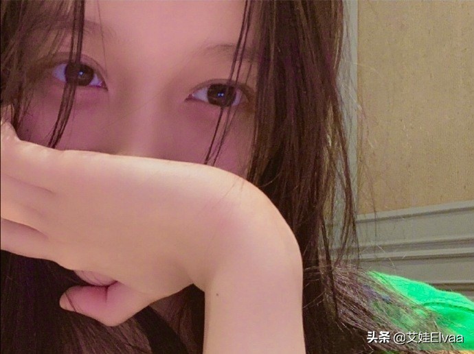 关晓彤沉迷时尚造型,关晓彤一袭酷感十足装扮现身机场