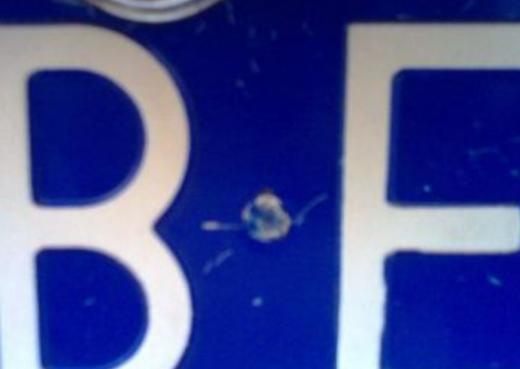 车牌中间的小圆点是干什么用的,把车牌上的小圆点去掉会怎么样