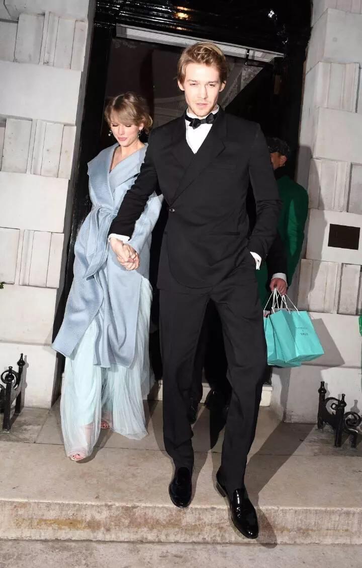 情人节约会穿什么好看呢,情侣这样穿很高级