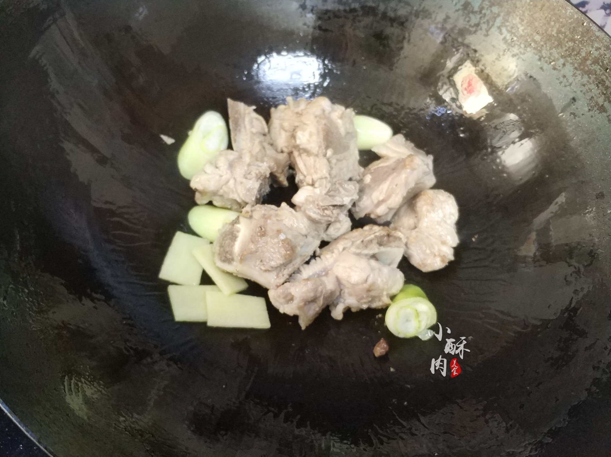 炖排骨盐放迟还是放早,炖排骨盐放多了咸了怎么办