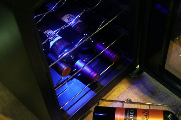 红酒恒温酒柜推荐,年轻人的第一瓶酒