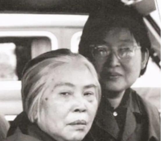 79年，*子珍贺**坐车路过*安门天**，看到毛主席挂像时直起身：开得慢点