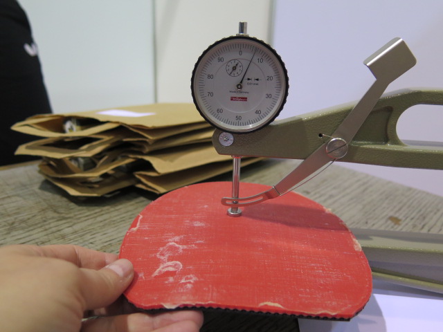 国际乒联进行反膨胀剂胶皮检测试验