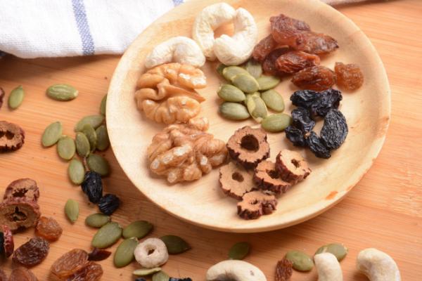 产后哺乳期饮食要慎重,比凉辣食物更“有害”的是这5种,别吃了