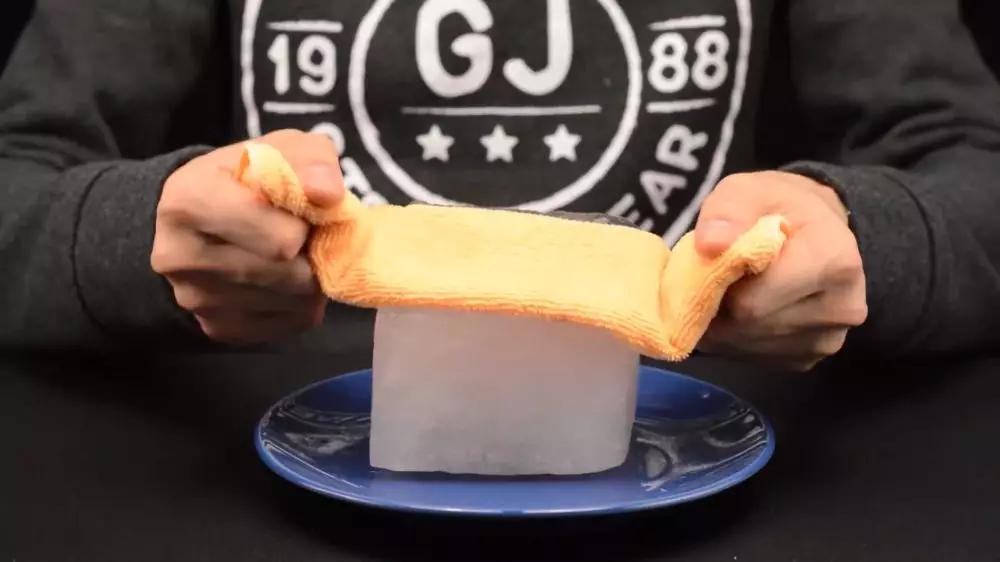 童年囧事：吃冰棍舌头被“黏住”了，这是怎么回事？