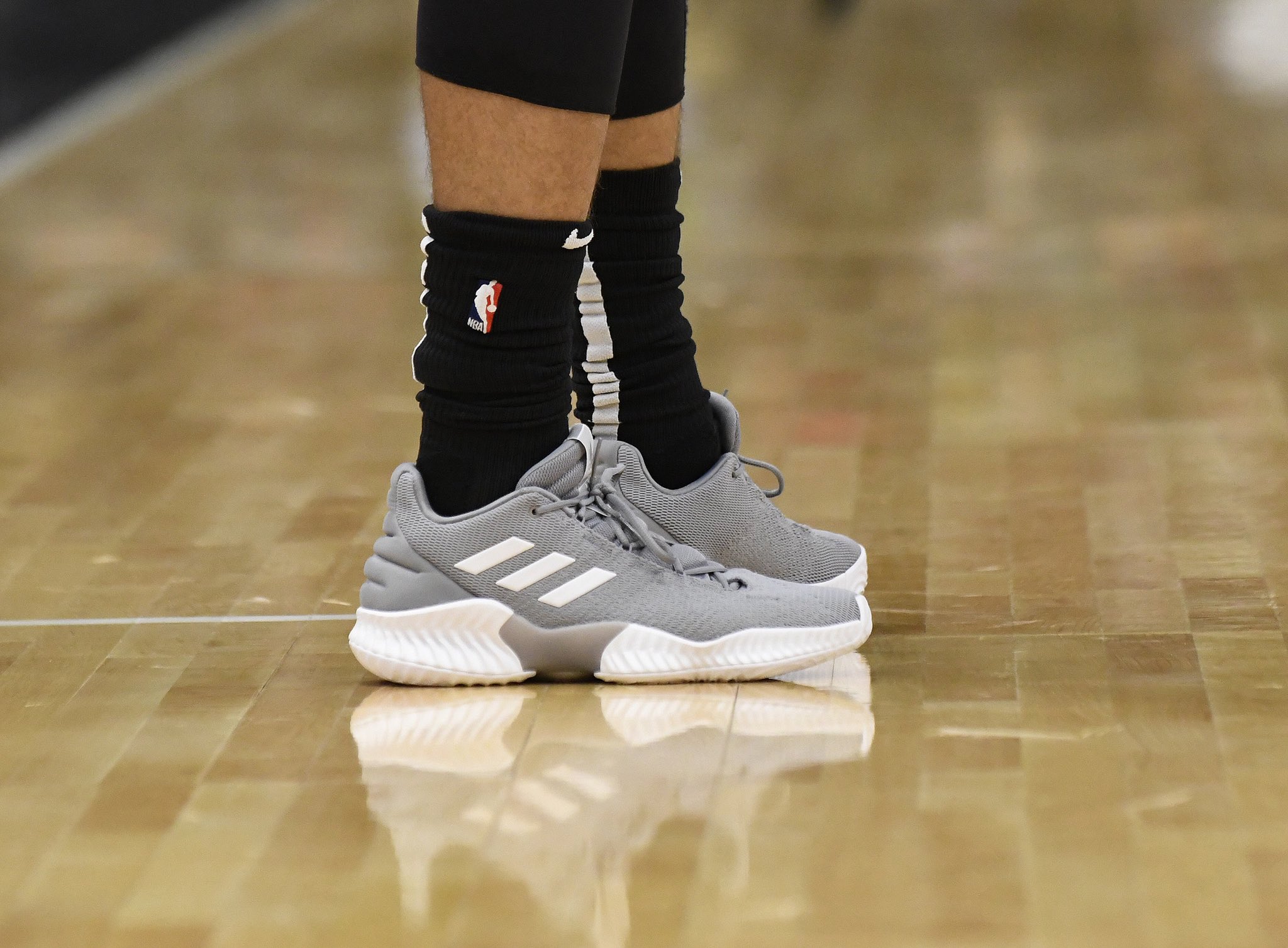 NBA今日球鞋精选:上脚两双联名款!火箭赢了,“鞋王”嗨了