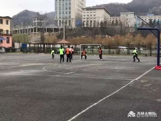 中学校园足球比赛喜报,通化市胜利小学足球赛