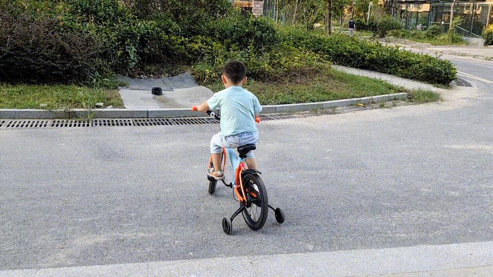 骑行不再成为负担,孩子使用更安全,柒小佰运动减震自行车体验