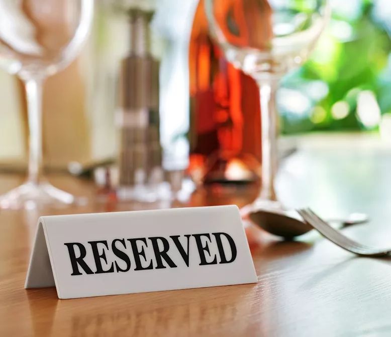 教你基本的西餐礼仪,西餐礼仪视频教程示范入场