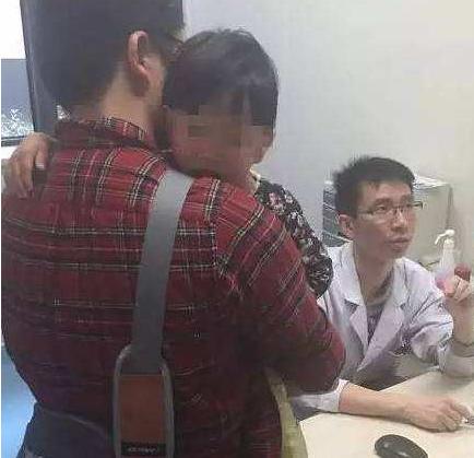 男童不慎把502胶水抹嘴巴胳膊上,孙子误食502胶水