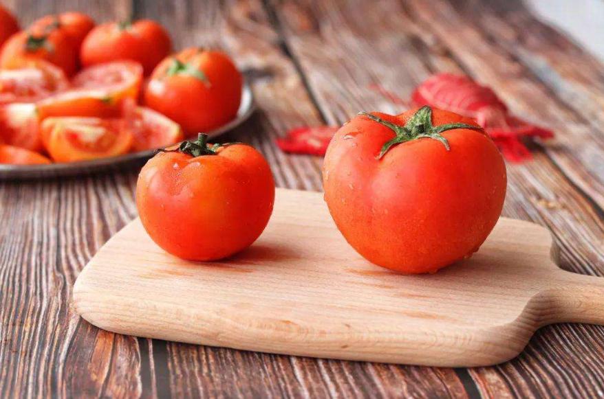 买西红柿时要小心“激素西红柿”，学会4个方法，轻松鉴别