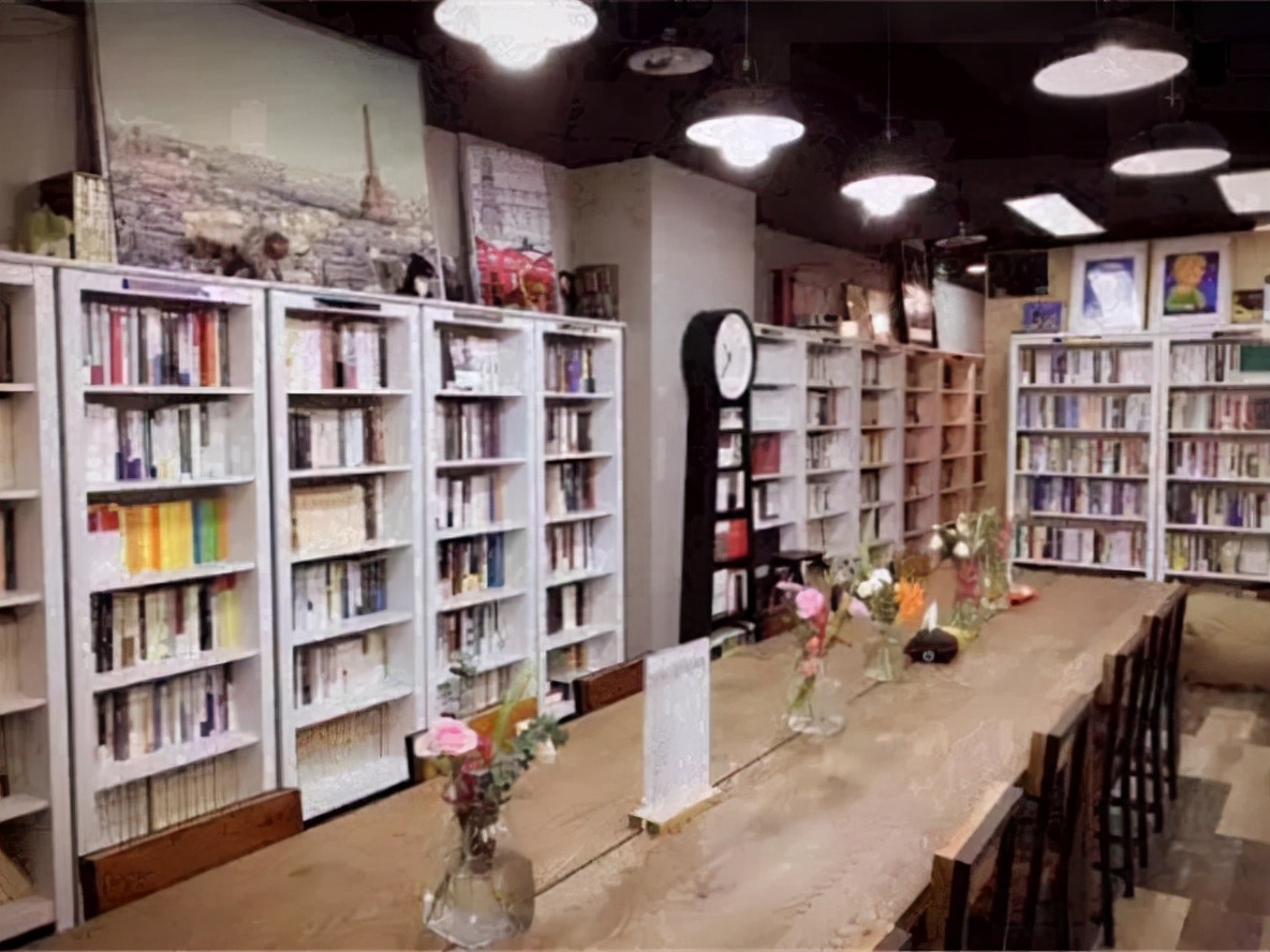 京城简约风书店，干净明亮简简单单的阅读之所