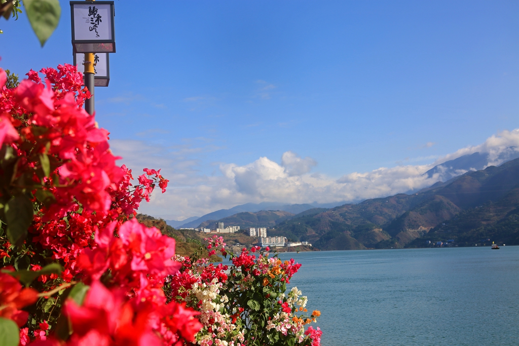 朝辞白帝彩云间中的白帝是指什么,朝辞白帝彩云间中提到的白帝