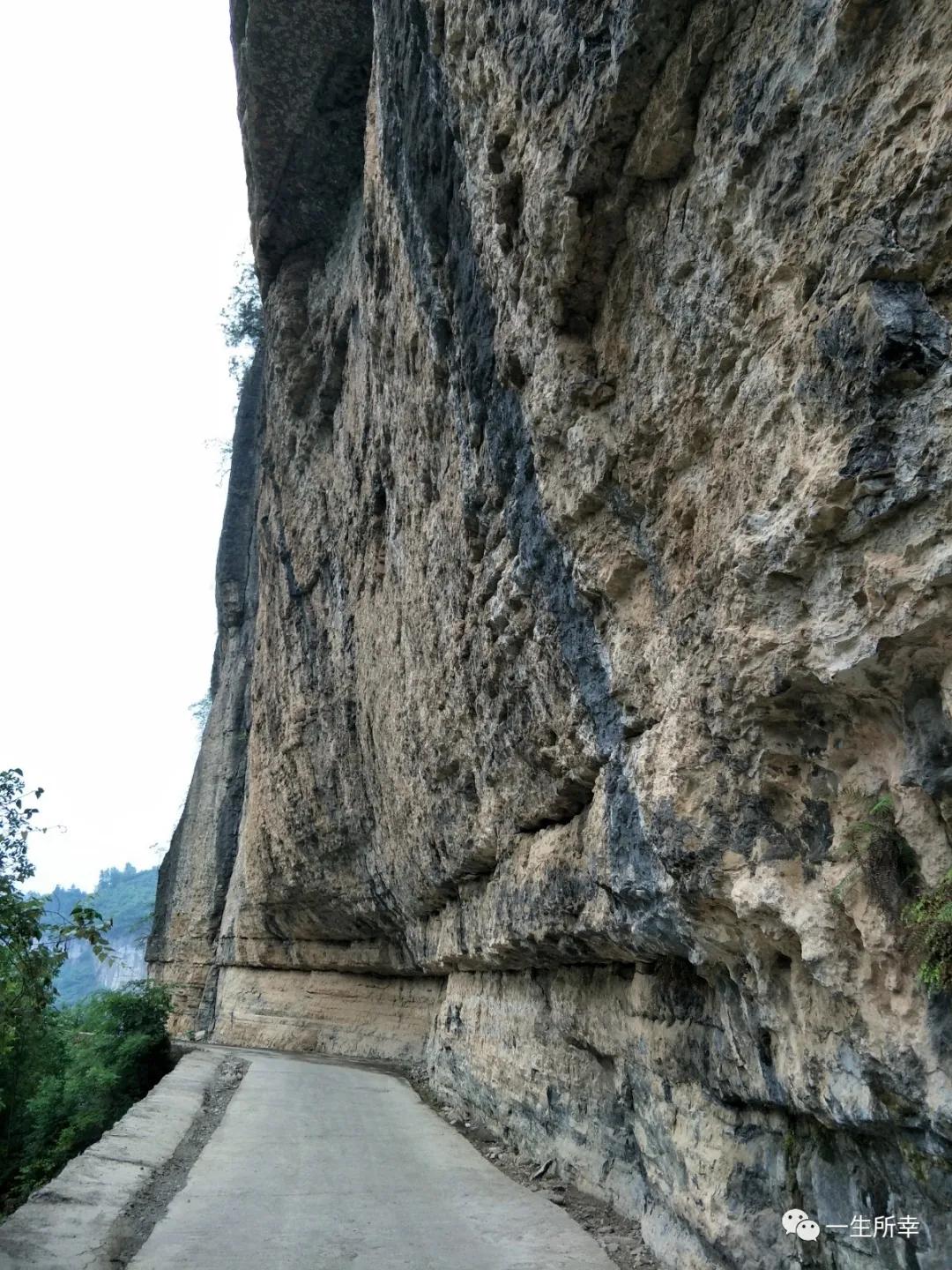 一川碧水,一川碧水一重山