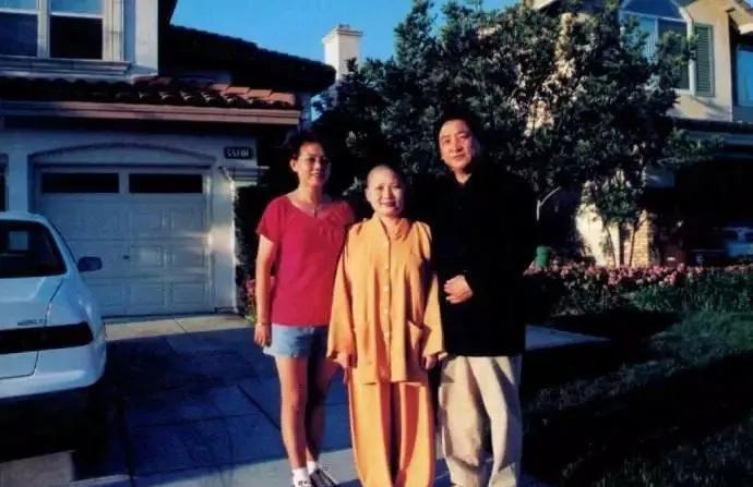 她曾是华语歌坛一姐,唱《青藏高原》爆红,却在34岁削发为尼