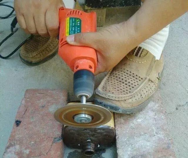 利用酒瓶做花盆的视频,酒瓶切割做花盆不用电动工具打孔