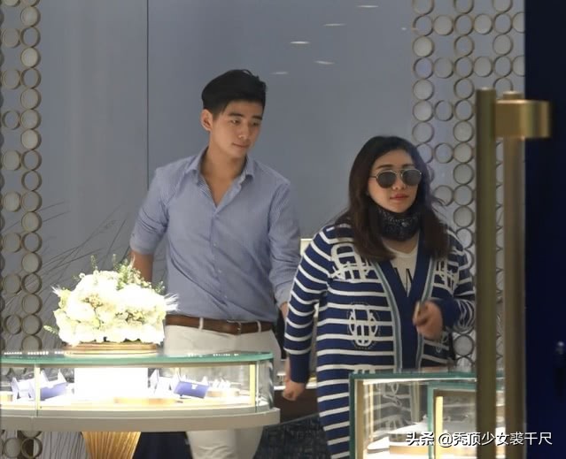 赌王女儿何超琼和一个女闺蜜逛街,何超盈与赌王女儿对视