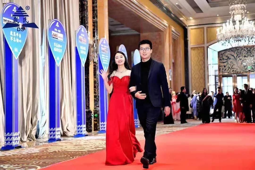 规范自律天道酬勤，奉献担当人心有秤，戴氏教育名航部拜年会