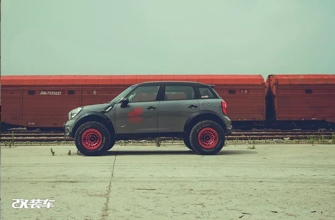 网友花费十几万，把MINI乡下人爆改成大脚怪