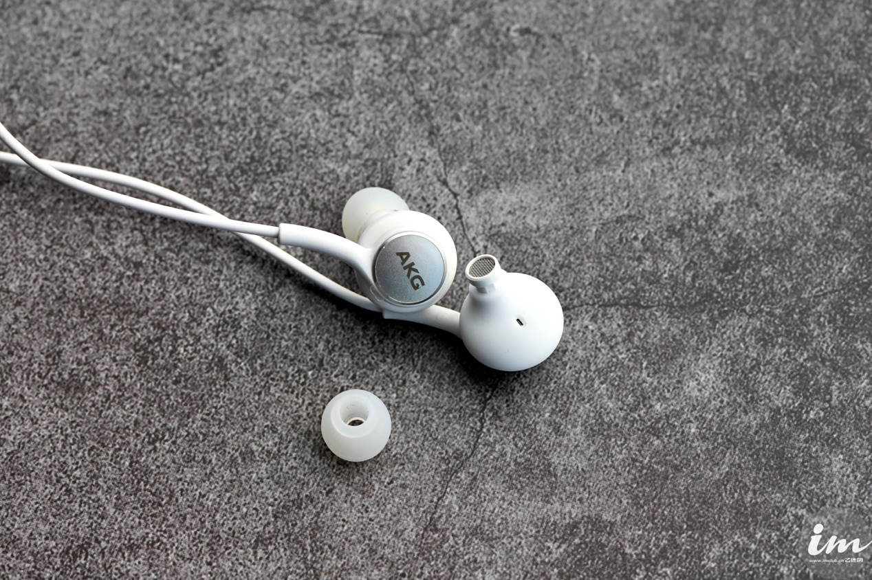 s10自带的耳机是什么型号,s10送的耳机与s8的一样吗