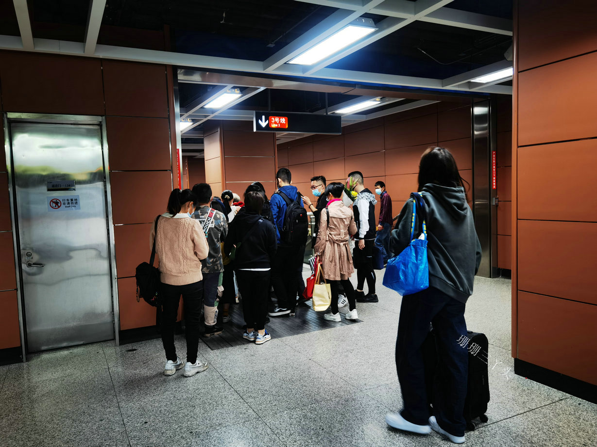 实拍广州6个地铁站,在“就地过年”的倡议下,坐车的寥寥无几?