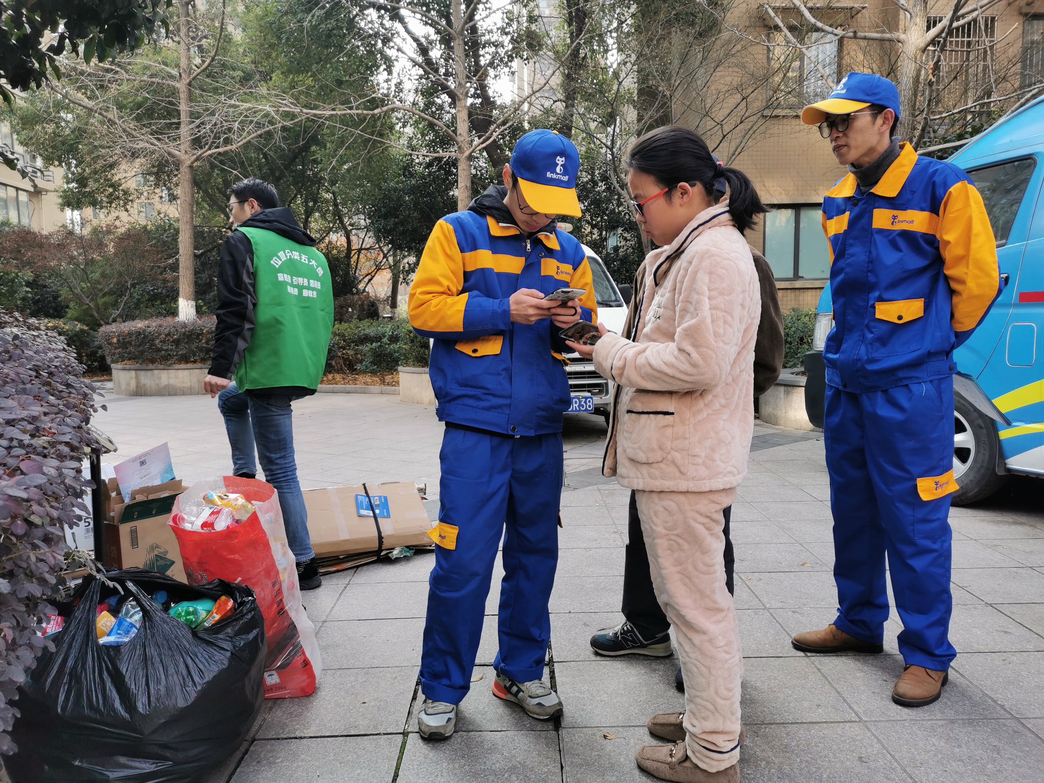 将绿色、共享进行到底灵猫米兰站开展小区奢侈品回收服务