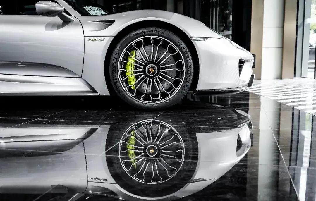 开法拉利拉法、保时捷918和迈凯伦p1的人都住啥样的豪宅？