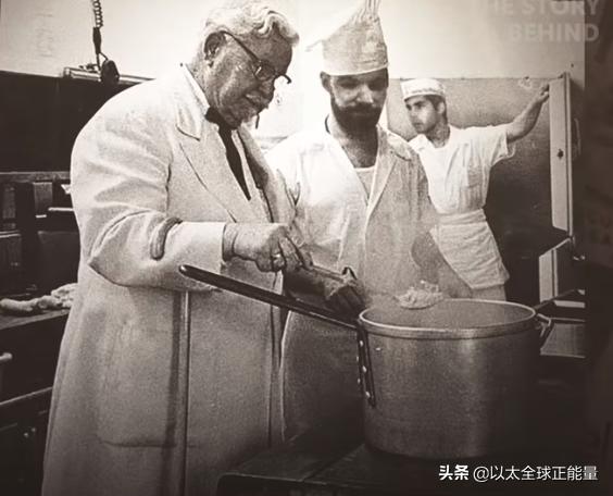 有八块腹肌的肯德基爷爷,肯德基老爷爷亲自做炸鸡