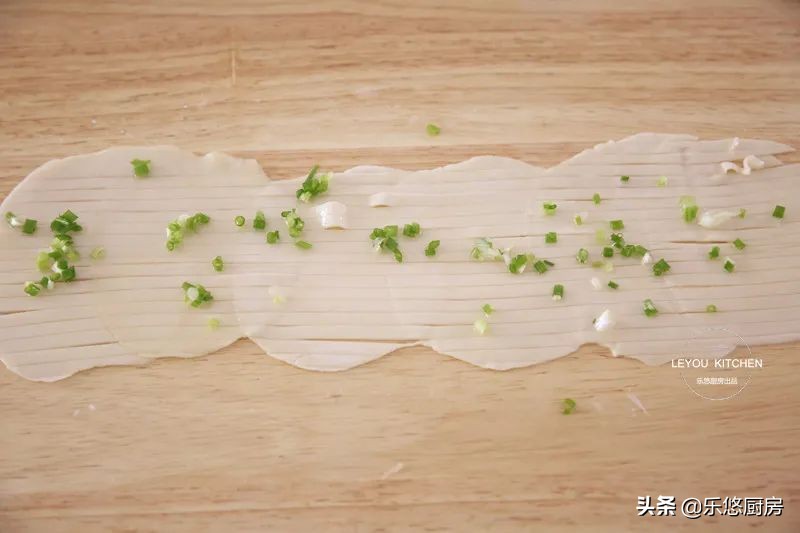 饺子皮剩了怎么做饼好吃,饺子皮葱花饼怎么做又软又好吃