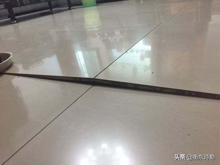 冷天地板砖突然凸起来怎么办,屋里地板炸裂砖翘起来怎么办