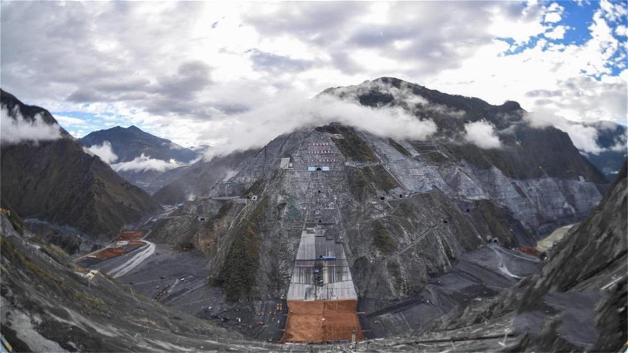 厉害了！中国在3000米高原修建一超级工程，面积超过6个足球场