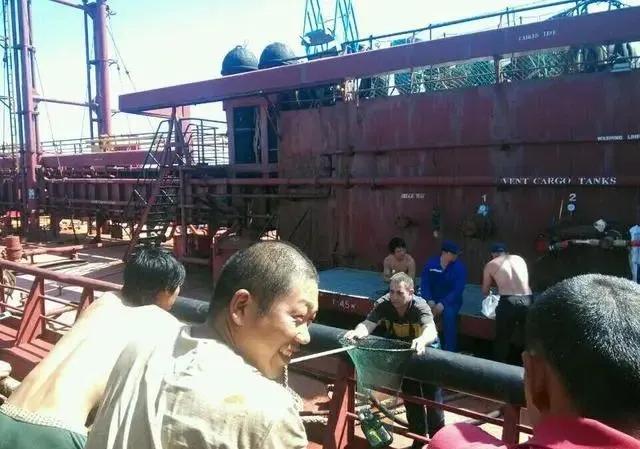 我在远洋船上捕鱼的日子，用啤酒跟俄国人换帝王蟹，香烟是硬通货