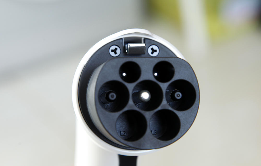 公牛随身充电枪和特斯拉充电桩,电动车便携式充电枪推荐