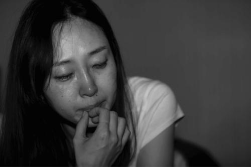 人真的会被影响的，面对镜子里面满脸褶皱的自己，她已然泪水横流