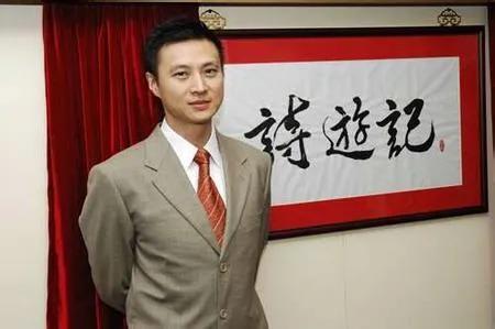 夹在贾琏和凤姐之间的人,夹在男人中间的女人