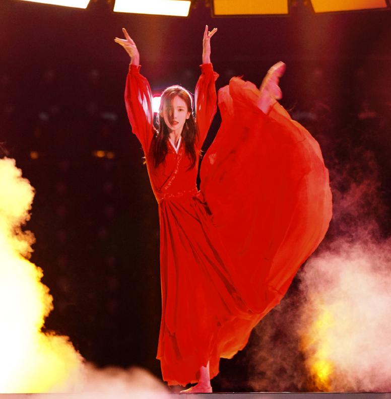 山花浪漫不及眉间一点朱砂，万千颜色都不如红色艳丽好穿搭