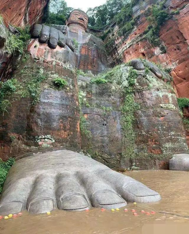 乐山大佛是因为洪水修建的吗,乐山大佛脚被水淹没奇观出现