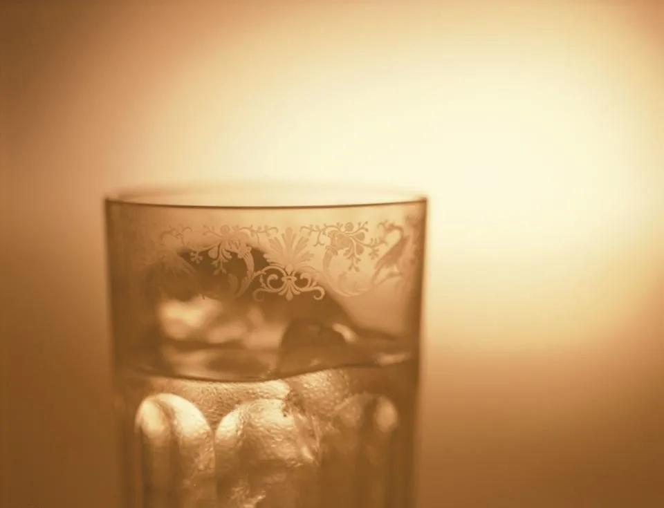 水倒出来瞬间结冰原理,水倒出来变成冰沙