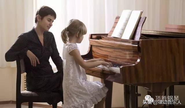 小孩学钢琴先学电子琴还是钢琴,学电子琴和学电钢琴有什么区别